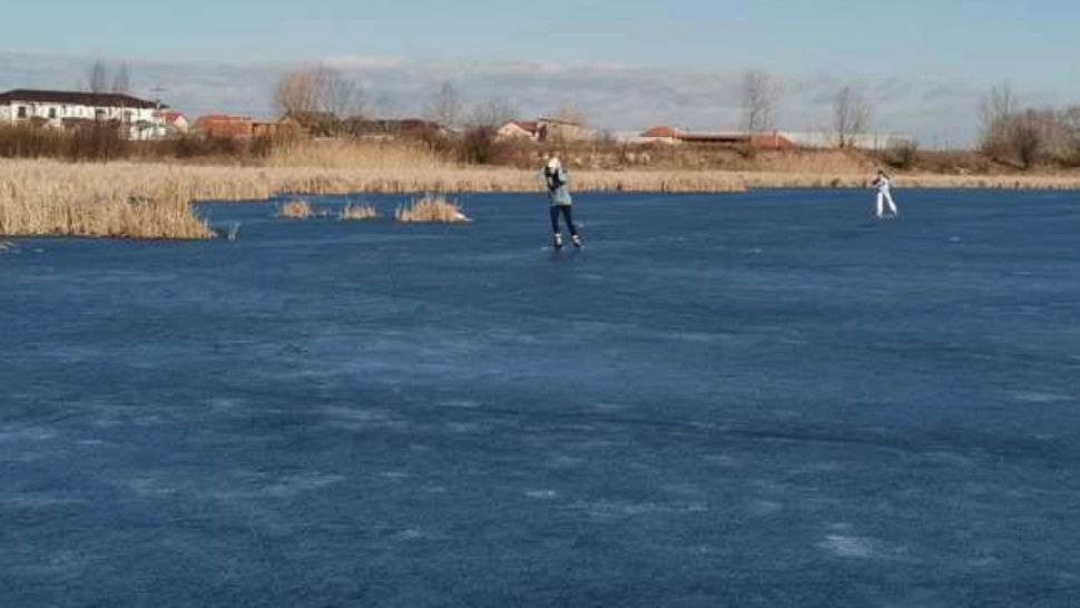 Imagini spectaculoase: un lac din România a fost transformat în patinoar natural 