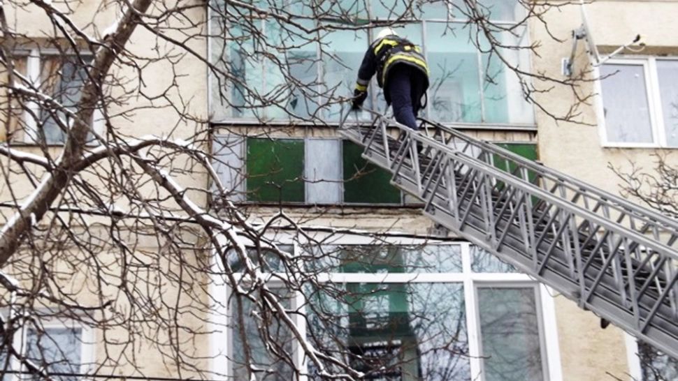 Bărbat de 49 de ani, găsit fără suflare într-un apartament din Neamț! Poliția investighează cauzele decesului