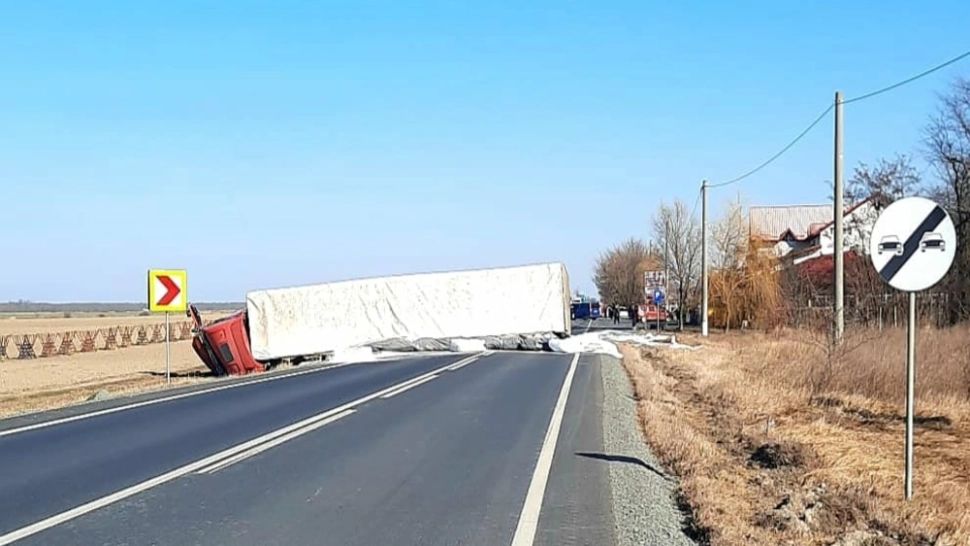 TIR răsturnat pe DN2A, în județul Ialomița. Trafic complet BLOCAT