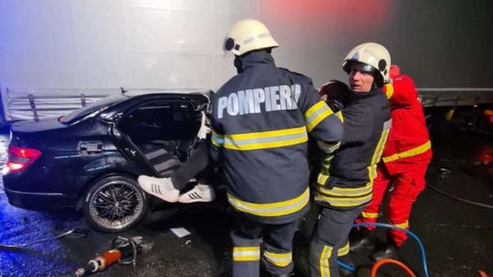 Impact DEVASTATOR între o cisternă cu hidrogen lichid și un autoturism. Un tânăr de 21 de ani a decedat