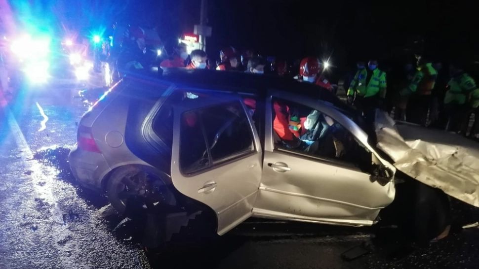 FOTO | Accident grav în Maramureș. Un bărbat a murit după impactul dintre o maşină şi un autobuz