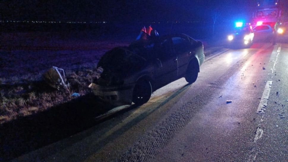 FOTO | Accident teribil în Buzău. Două persoane au murit după ce mașina în care se aflau a intrat într-un camion