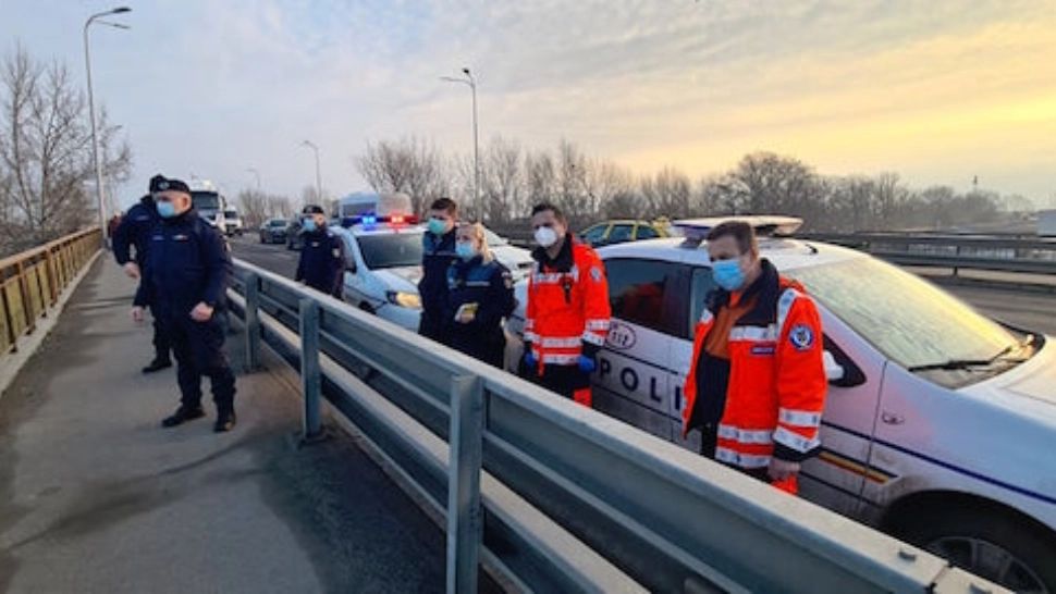 FOTO Alertă la Satu Mare, o tânără a pus pe jar poliția, amenințând că se sinucide