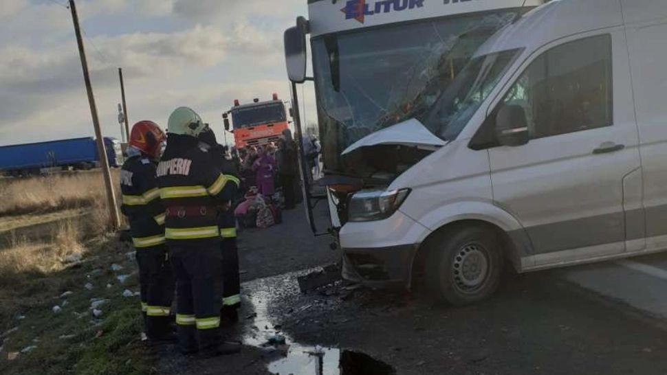 Autocar cu zeci de pasageri, implicat într-un accident la Caransebeş. Trafic îngreunat