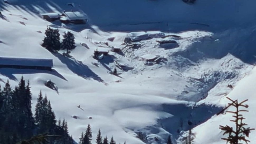 Avalanșă masivă în Munții Rodnei. Cabana Puzdrele a fost acoperită de zăpadă