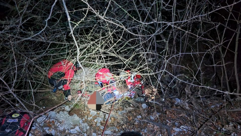 FOTO | Bărbat în stare gravă după ce a căzut în râpă. Intervenție extrem de dificilă pentru echipa de salvamontiști