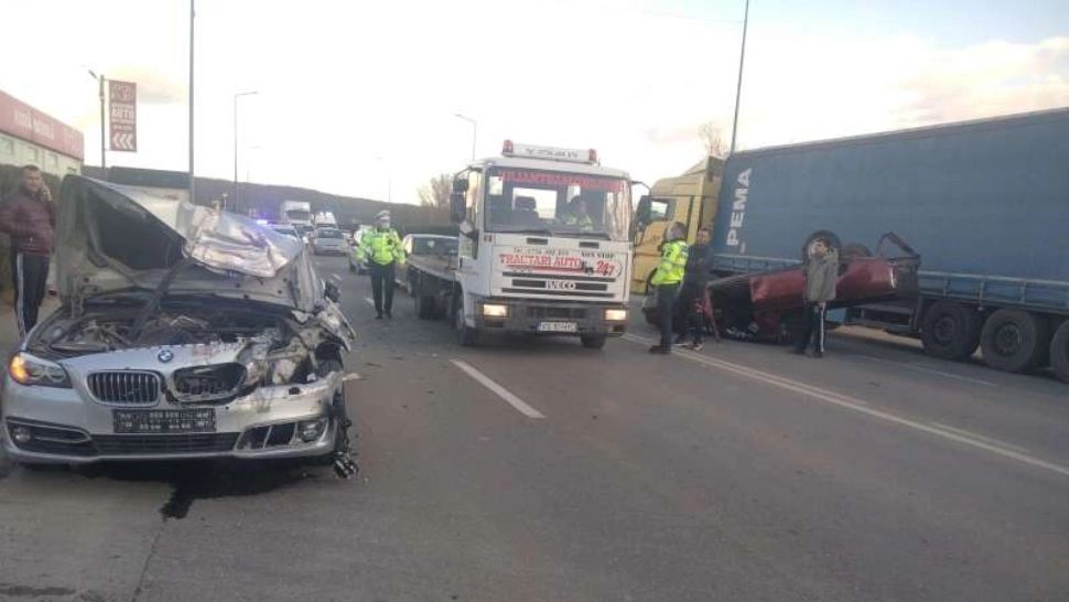 Carambol cu 3 mașini în apropierea unei benzinării din Vaslui. Una dintre ele s-a răsturnat