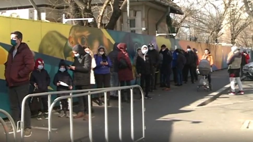Centrele de testare, luate cu asalt de români. Ambulanțele nu mai fac față