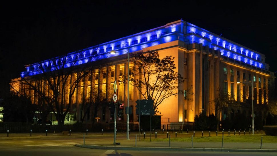 Clădirea Guvernului, iluminată în culorile drapelului Ucrainei, în semn de solidaritate