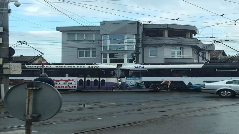 2 tramvaie s-au ciocnit frontal la Timișoara. Circulația în zonă a fost blocată