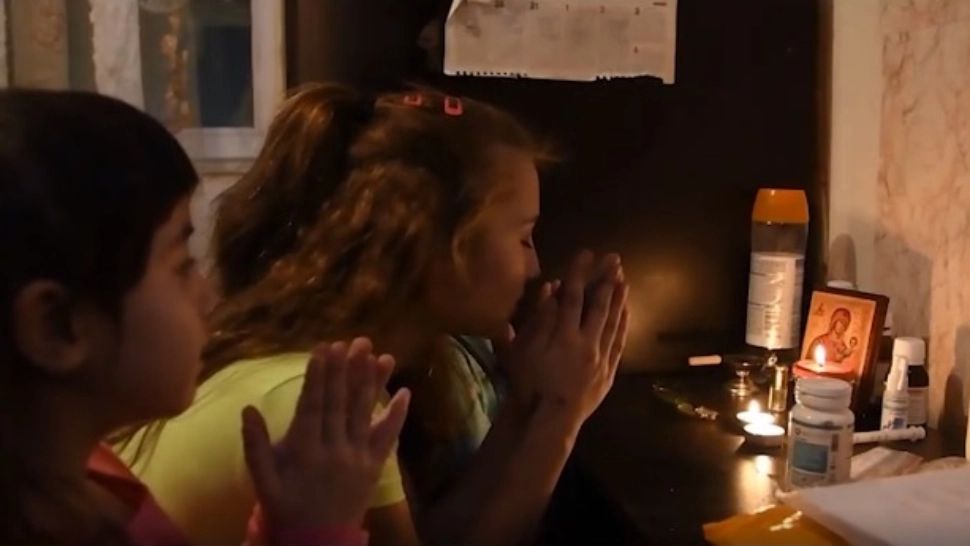 Surorile care dormeau pe un pat făcut din scaune au fost ajutate. Telespectatorii Realitatea PLUS s-au mobilizat rapid