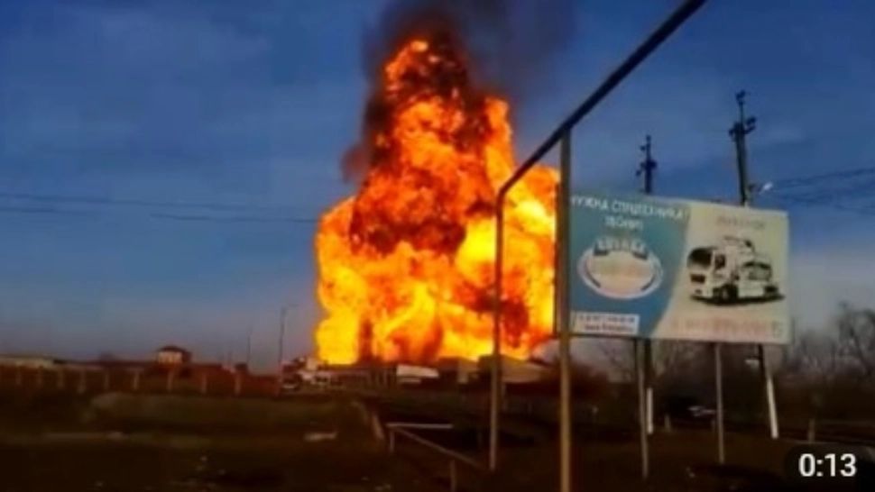 Explozie imensă a unui rezervor de gaz, observată de la kilometri depărtare. Alte șase capacități de stocare sunt în pericol
