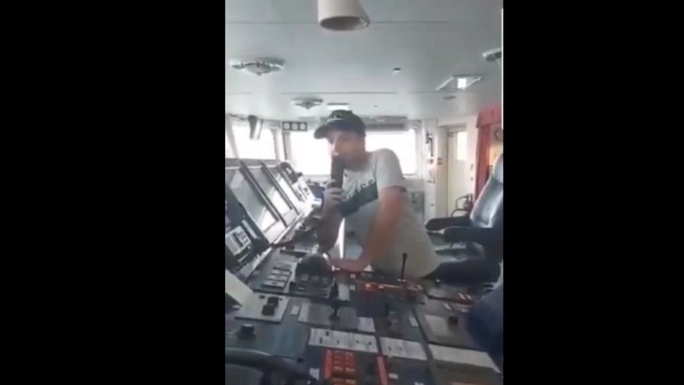 VIDEO | Imaginile MOMENTULUI. Un vas georgian a refuzat să alimenteze o navă rusescă: Aţi rămas fără combustibil? Vâsliţi! Glorie Ucrainei!