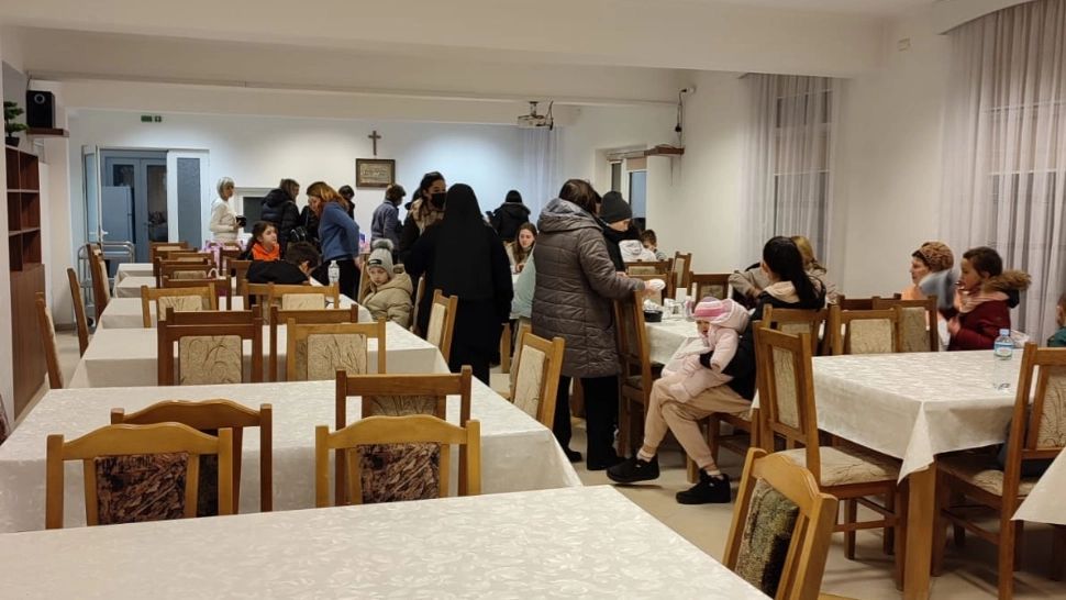 FOTO | Femei şi copii refugiaţi din Ucraina, cazaţi la o mănăstire din Sighetu Marmaţiei