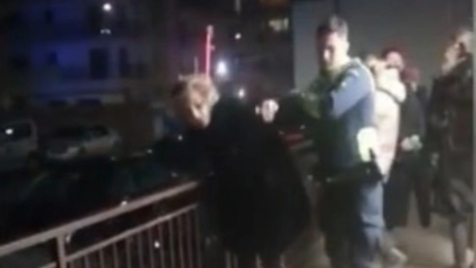 Femeie încătușată după un scandal monstru în magazin. A vrut să bea șampanie gratis și a agresat vânzătoarea