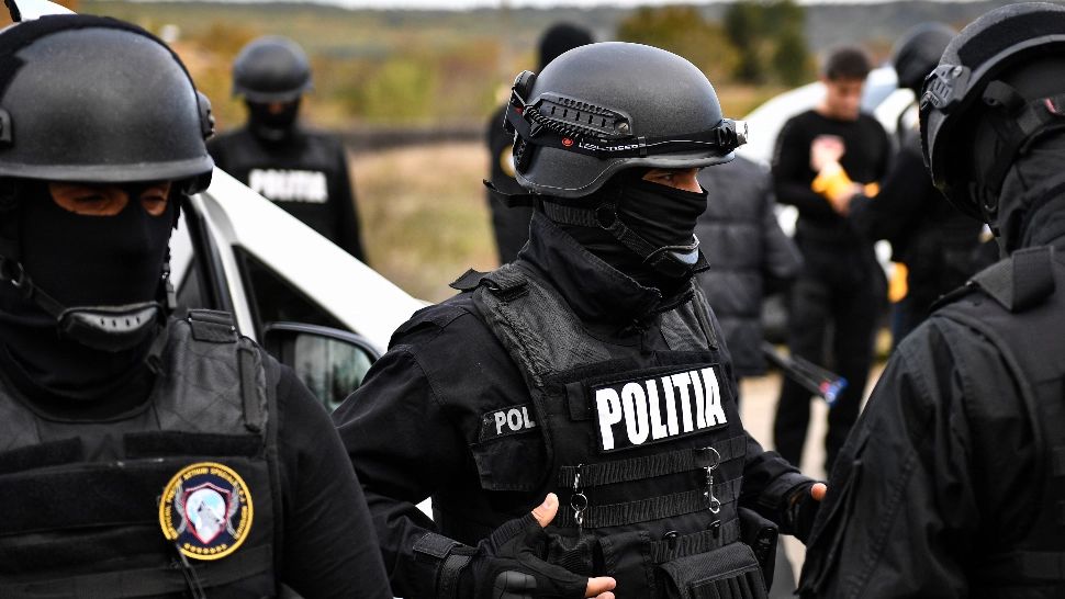 7 persoane, audiate după o razie de AMPLOARE în municipiul Ploiești, la interlopi. Pistoale, cuțite și săbii, ridicate de polițiști