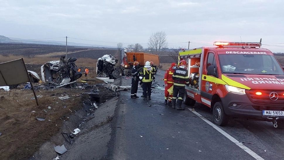 Accident grav, în jud. Iași: 7 morți și 3 răniți, după ce un TIR, o mașină și o ambulanță s-au ciocnit. Planul roșu, activat - VIDEO