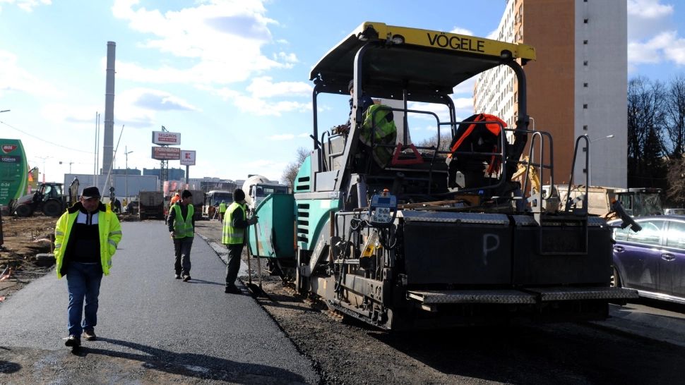 Circulație deviată în Sectorul 4! Sosește utilajul care va fora pilonii pasajului care se construiește în zona Metalurgiei