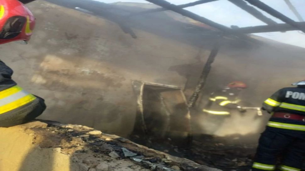 FOTO | INCENDIU violent în Ialomița. Un bărbat a ajuns la spital, după ce casa în care locuia a fost cuprinsă de flăcări