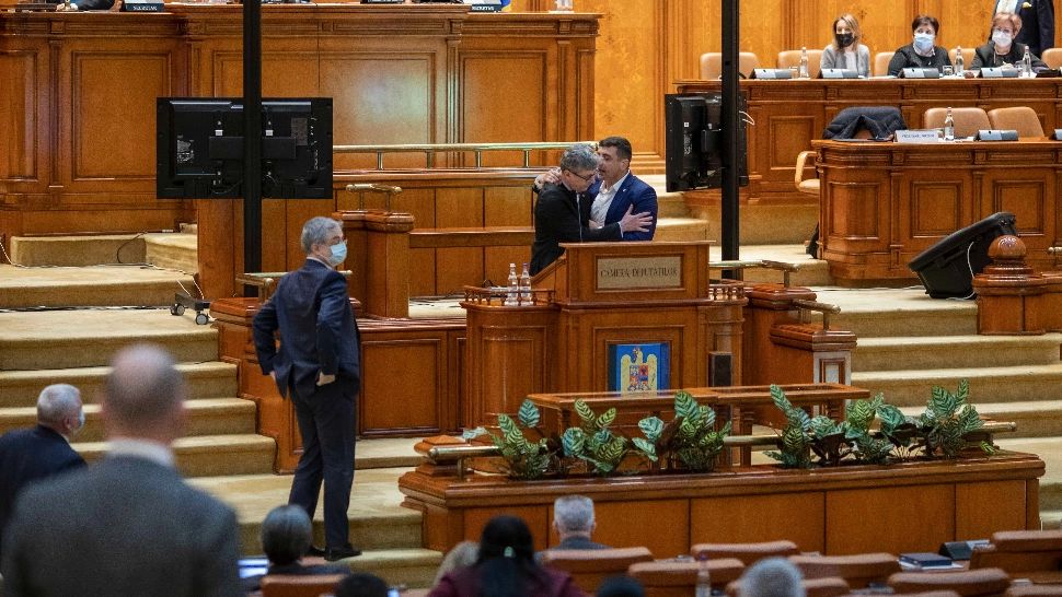 Dosar PENAL după scandalul din Parlament, între George Simion și Virgil Popescu. Care sunt infracțiunile vizate