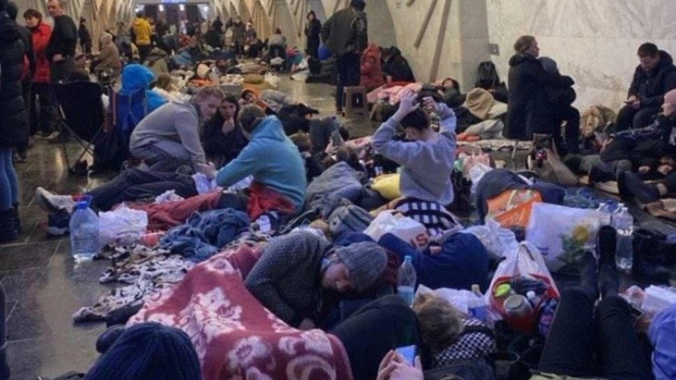 Imaginea disperării care face înconjurul lumii. Oamenii din Harkov s-au refugiat la metrou de teama rachetelor lui Putin