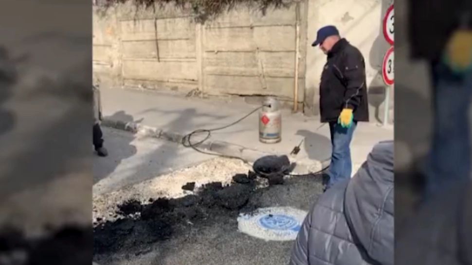 VIDEO | Imagini revoltătoare în Brașov. Asfaltare cu arzătorul pentru pârlit porci