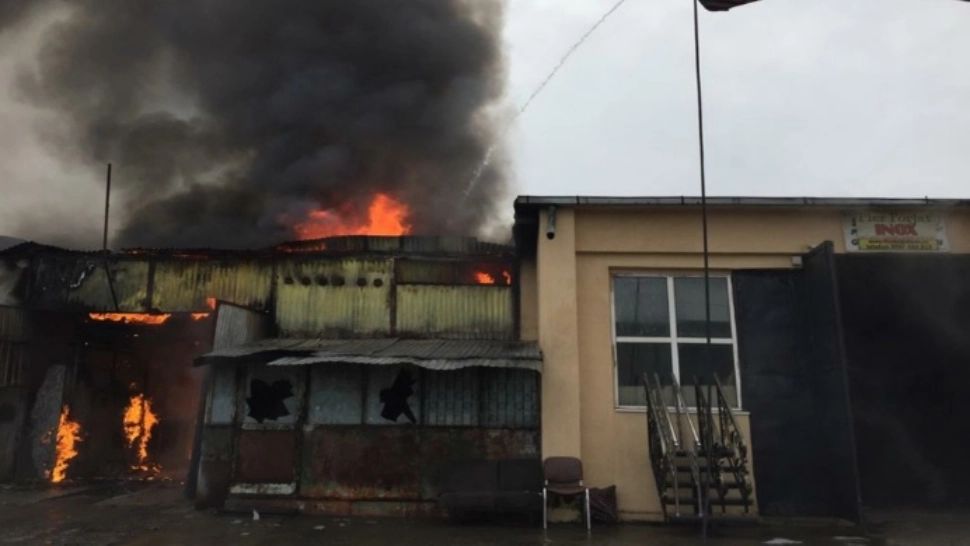 FOTO + VIDEO | Incendiu violent la o hală din Bacău. Pompierii au intervenit de urgență