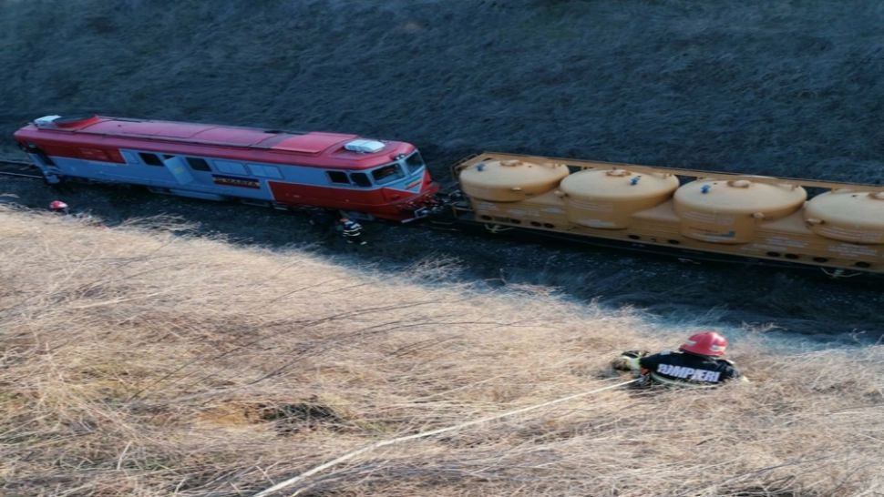 VIDEO | Locomotiva unui tren a luat foc în mers, în Tulcea. Pompierii au intervenit de urgență
