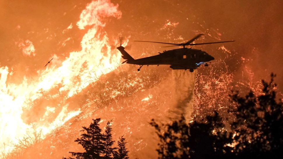  Mai multe locuințe au fost evacuate în California de Sud! Un incendiu de vegetație VIOLENT a izbucnit în Laguna Beach