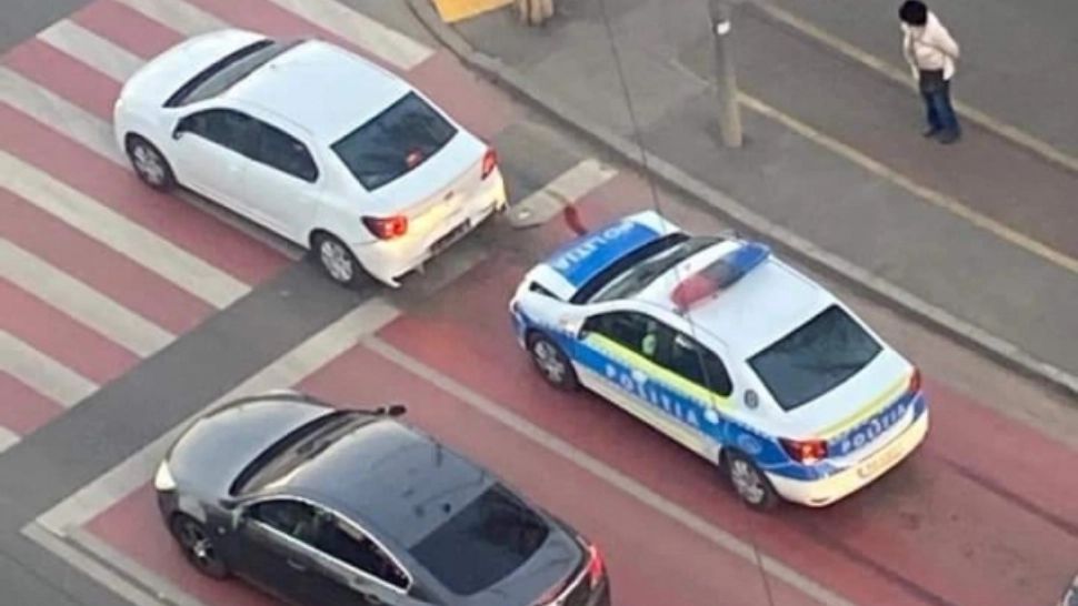 Maşină de Poliţie, implicată într-un accident la Galaţi. Șoferul autospecialei a lovit un alt autoturism oprit la semafor