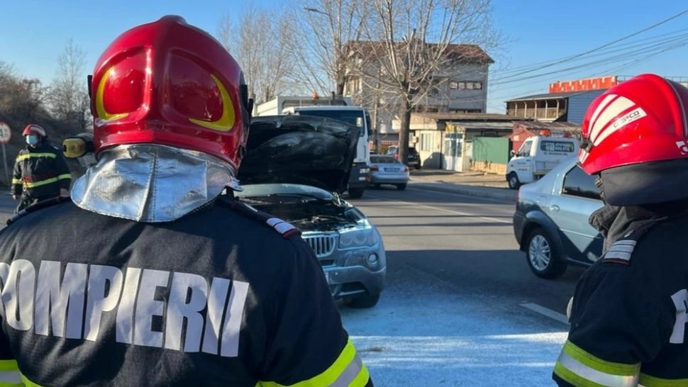 VIDEO | Panică pe șosea: Mașină cuprinsă de flăcări în Tulcea. Pompierii au intervenit rapid 