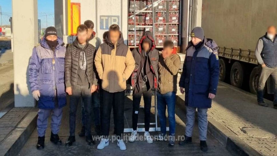 Migranţi descoperiţi ascunşi într-un camion plin cu legume