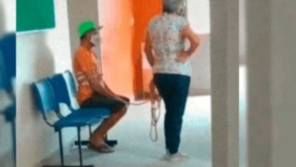 VIDEO | Situație tragi-comică: O femeie şi-a dus soţul să se vaccineze legându-l cu o frânghie