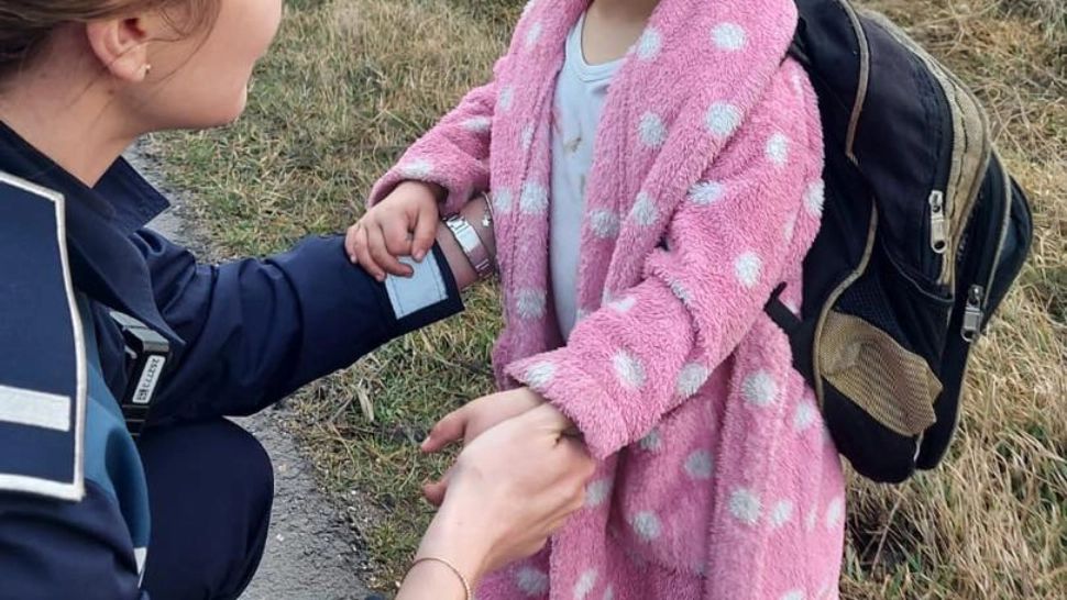 O fetiţă de 3 ani, dispărută de acasă, găsită de polițiști pe marginea unui drum din Buzău