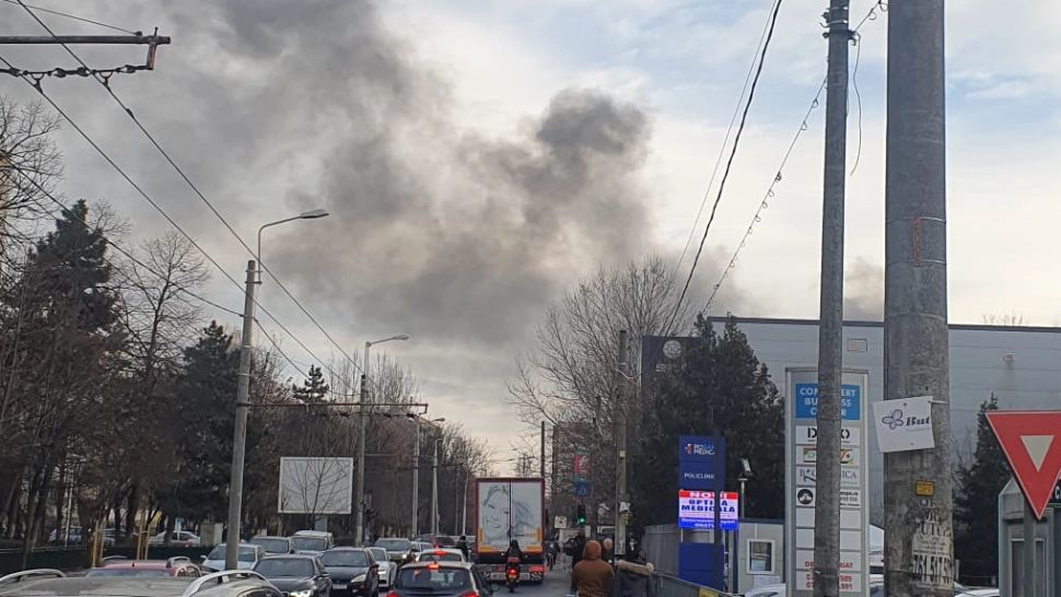 VIDEO | Incendiu în București! Pompierii intervin cu 6 autospeciale în Prelungirea Ghencea. Risc de propagare