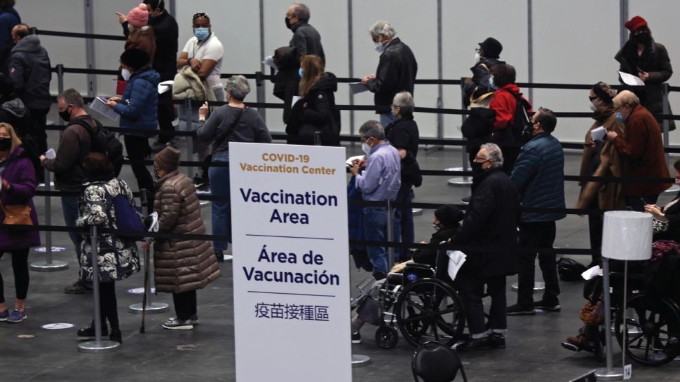 VACCINAȚI versus NEVACCINAȚI în lupta cu OMICRON! Cum diferă SIMPTOMELE de la o persoană la alta 