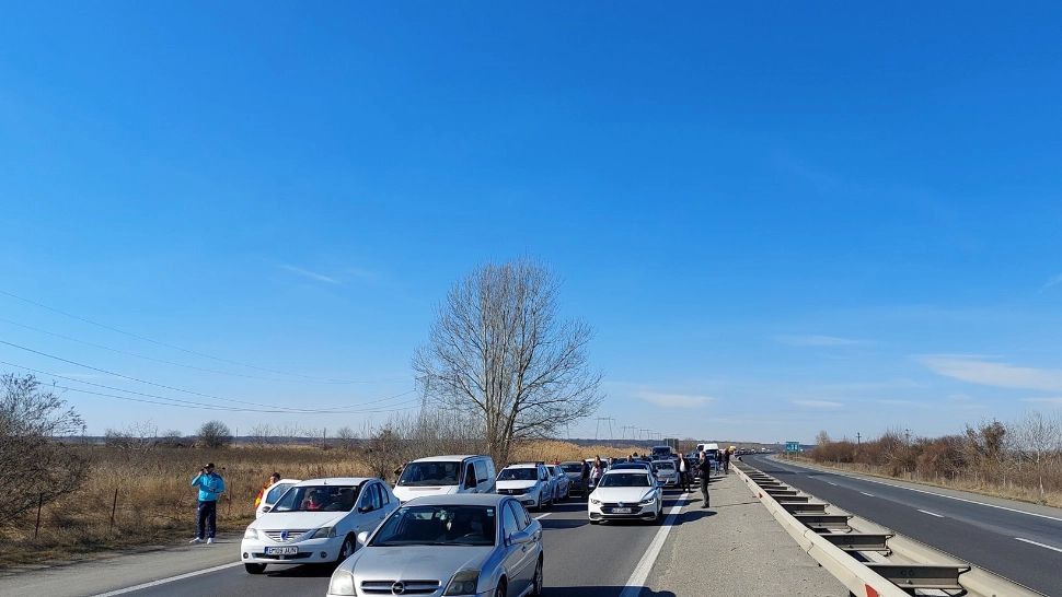 FOTO + VIDEO | Panică pe Autostrada București - Pitești. Trafic oprit din cauza unui incendiu de vegetaţie