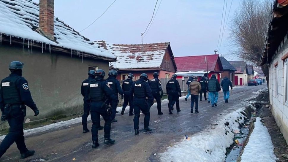 Percheziţii în Mureș. Doi bărbaţi care au atacat un tânăr în gara din Reghin au fost prinşi