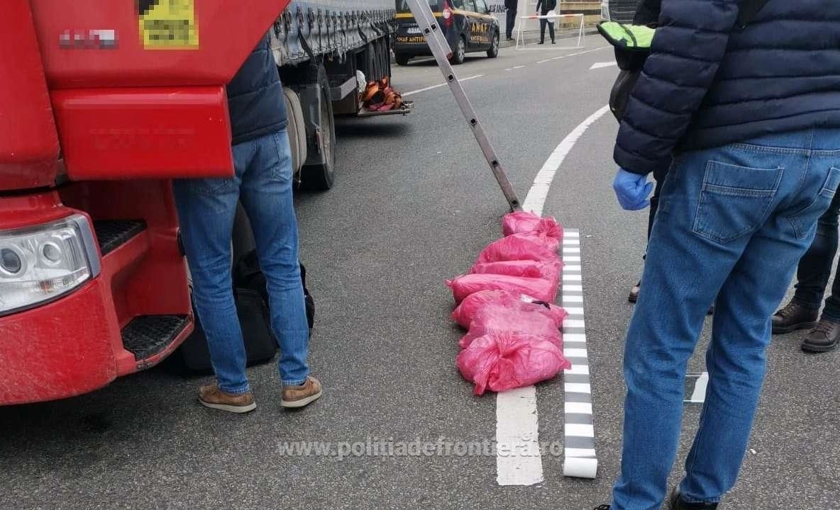 Sofer turc de TIR, prins cu 4 kilograme de droguri în camion