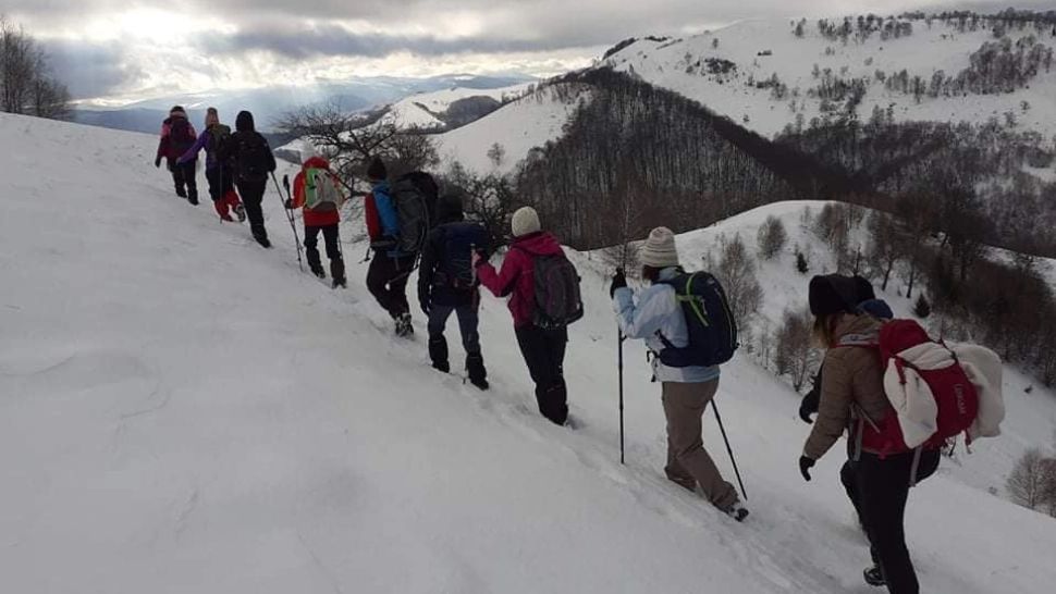 FOTO + VIDEO | Voluntarii care duc bucuria în vârful muntelui. Ajutor pentru oamenii izolați