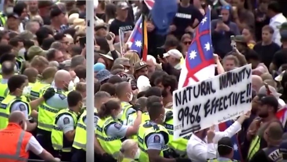 VIDEO | Proteste violente în Noua Zeelandă. Zeci de manifestanți antivacciniști, arestați