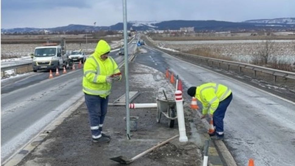 FOTO | S-au furat panourile solare și bateriile de pe DN1, la doar câteva zile de la instalare