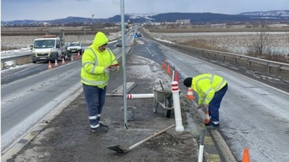 Corpurile de iluminat furate de pe DN1, găsite în locuința unui bărbat. Acesta a fost arestat