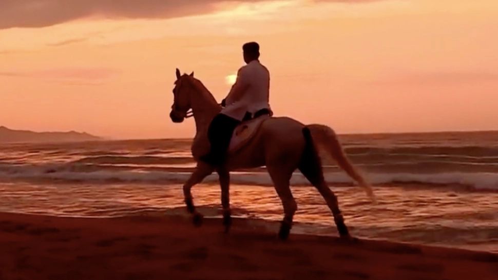 FOTO | Într-un documentar nord-coreean, Kim Jong Un apare pe un cal alb! Cum a mai fost surprins liderul suprem și cu ce probleme se confruntă 