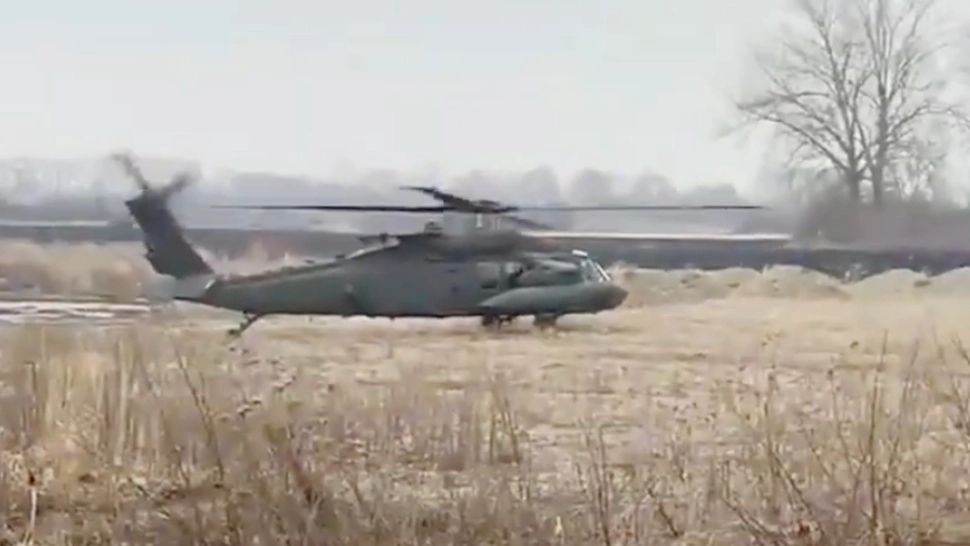 VIDEO | Elicopter american Black Hawk în misiune, aterizare SPECTACULOASĂ aproape de Vama Siret