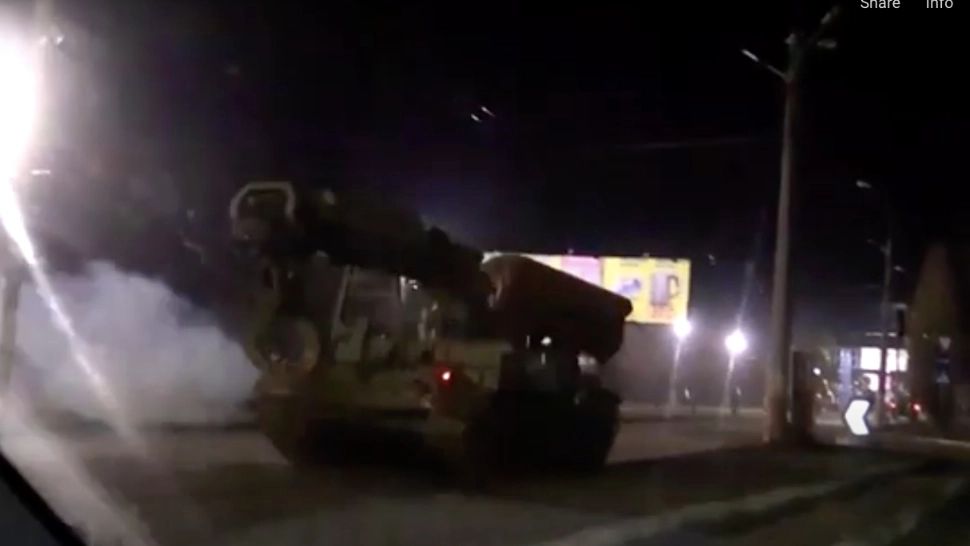  VIDEO | Pe internet circulă videoclipuri cu confruntări MILITARE în estul UCRAINEI. Rebelii pro-ruși și soldații ucrainenii se acuză reciproc 