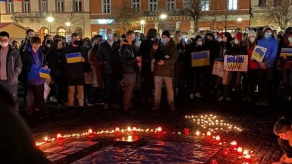 Sute de persoane au participat în Cluj la o manifestaţie de solidaritate cu Ucraina