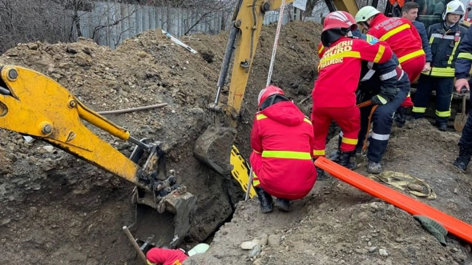 Un bărbat care lucra la reţeaua de canalizare a murit după ce a fost prins sub un mal de pământ