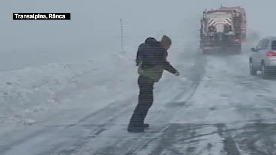 Drumuri BLOCATE și circulație îngreunată de ninsorile viscolite: utilajele de deszăpezire au intervenit de URGENȚĂ