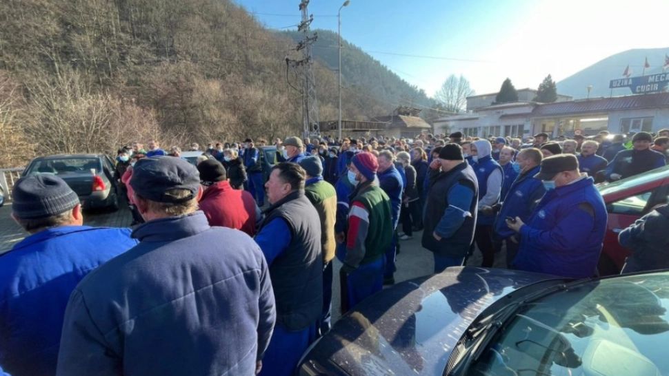 VIDEO/ PROTEST spontan la Uzina Mecanică din Cugir: sute de angajați au oprit lucrul. Care sunt principalele REVENDICĂRI